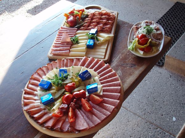 eine deftige Htten-Brotzeit